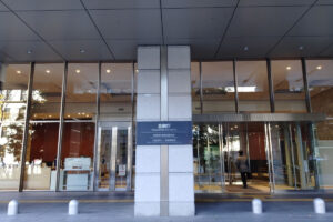 暗号資産取引、銀行グループの参入解禁へ 金融庁が規制見直し検討―市場拡大の期待と、税務上の「高い壁」